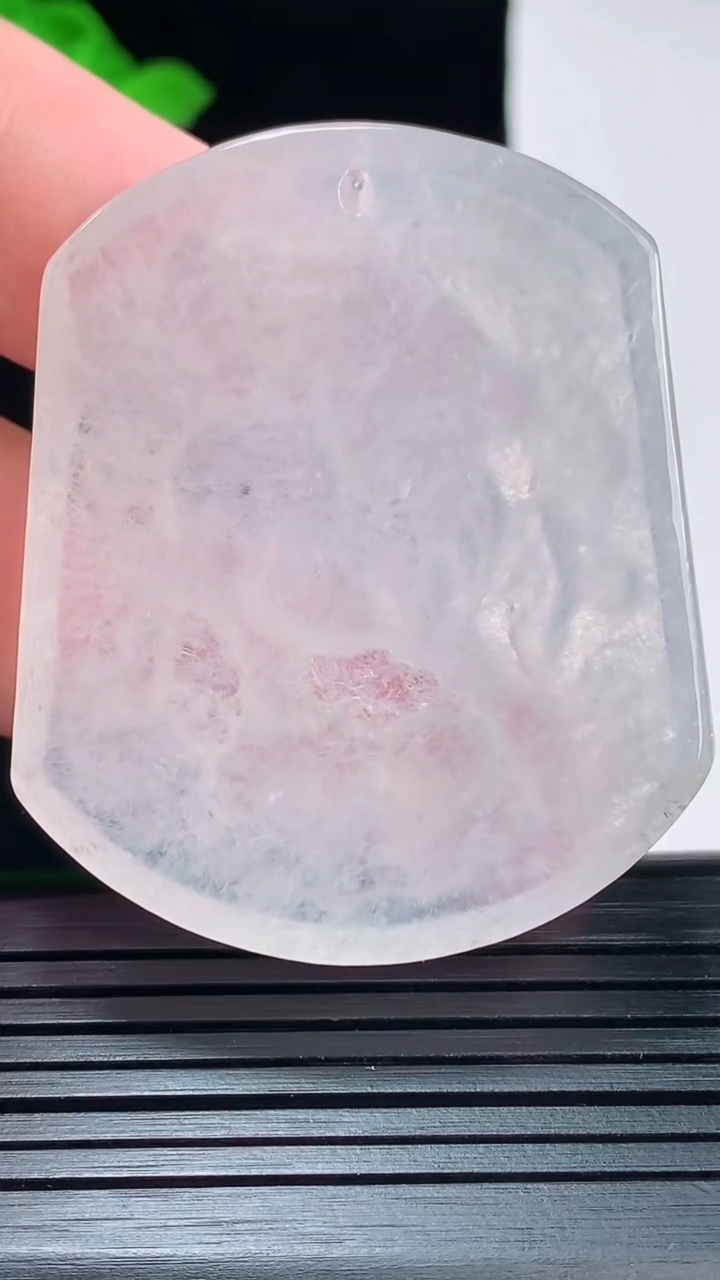 天然A货翡翠生肖羊吊坠，尺寸51-42-5.6重量:25.16g
6月2日