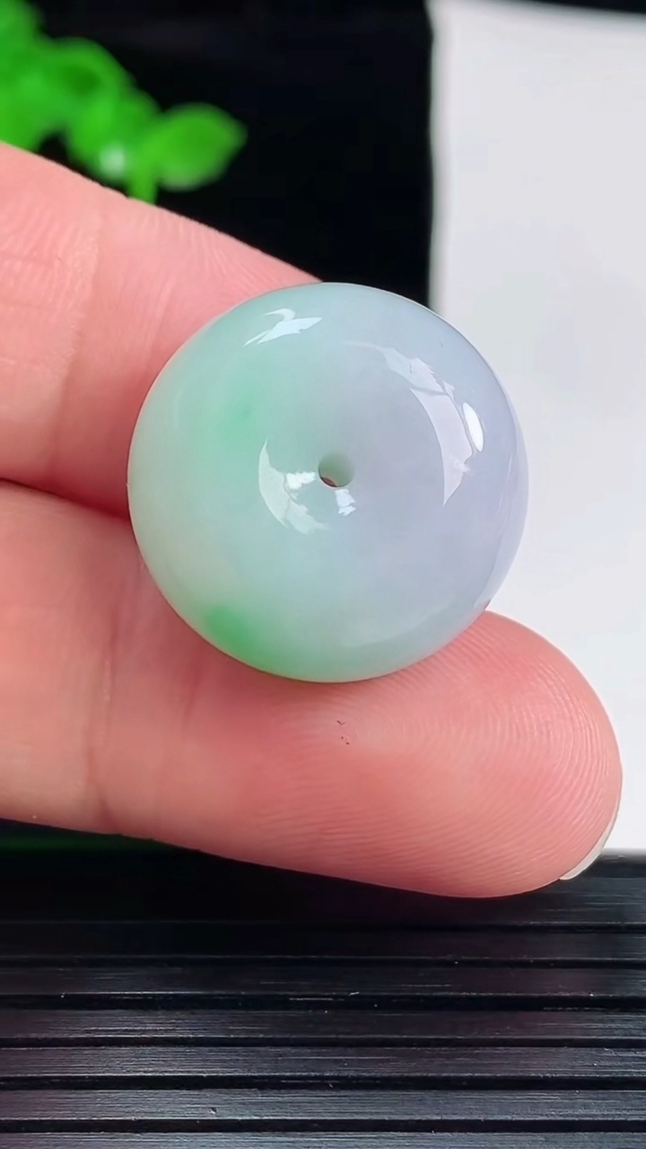 天然A货翡翠路路通吊坠，尺寸20.5-12重量:10.51g
6月2日
