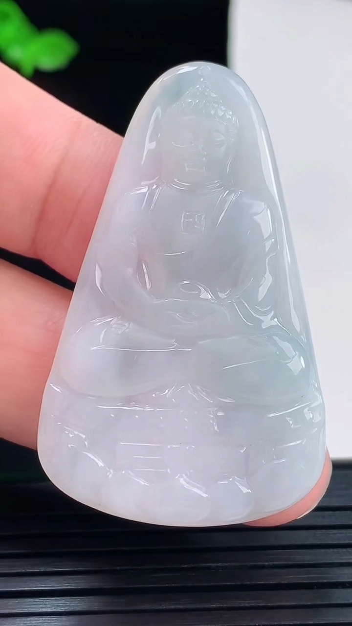 天然A货翡翠飘花大日如来佛吊坠，尺寸49.6-30.5-4.6重量:14.00g
6月2日