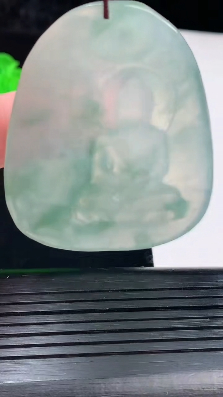 天然A货翡翠种飘花祥龙大日如来佛吊坠，尺寸60.5-46-5重量:29.84g
6月2日