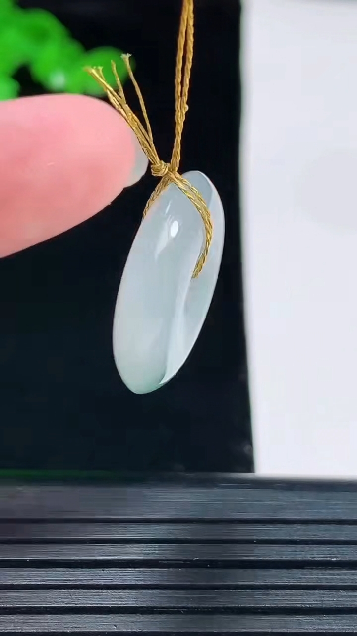 天然A货翡翠冰种飘花平安扣吊坠，尺寸20-5.2重量:4.36g
6月2日