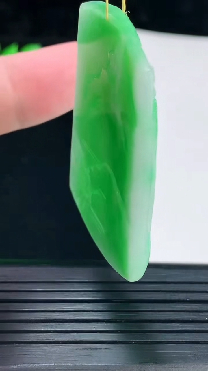 天然A货翡翠山水牌吊坠，尺寸51.6-32-7重量:24.10g
6月2日