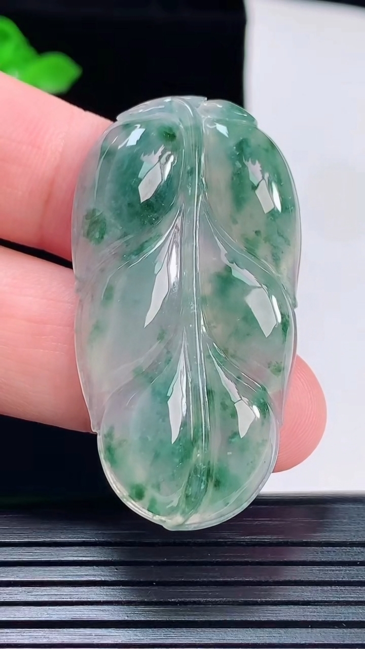 天然A货翡翠飘花金枝玉叶 叶子吊坠，尺寸49-26.5-6重量:14.69g
6月2日