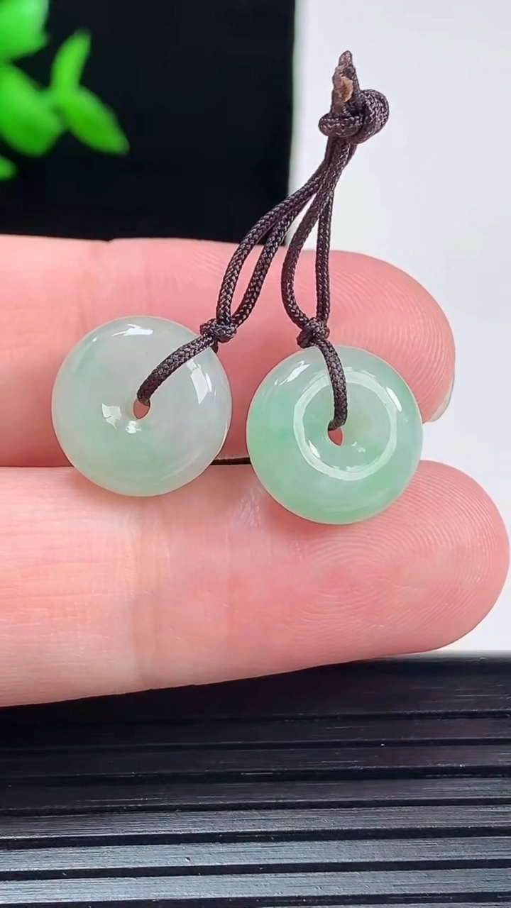天然A货翡翠平安扣吊坠一对，尺寸13-5.6重量:4.06g
6月2日