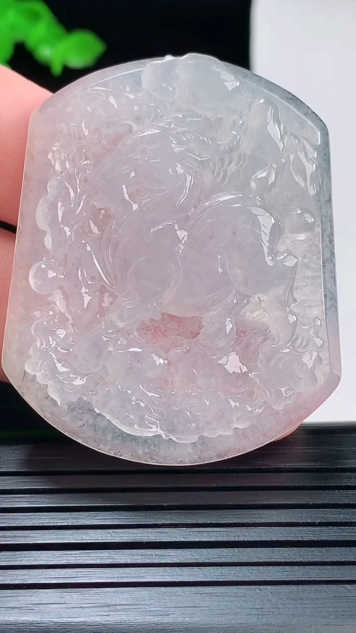 天然A货翡翠生肖羊吊坠，尺寸51-42-5.6重量:25.16g
6月2日