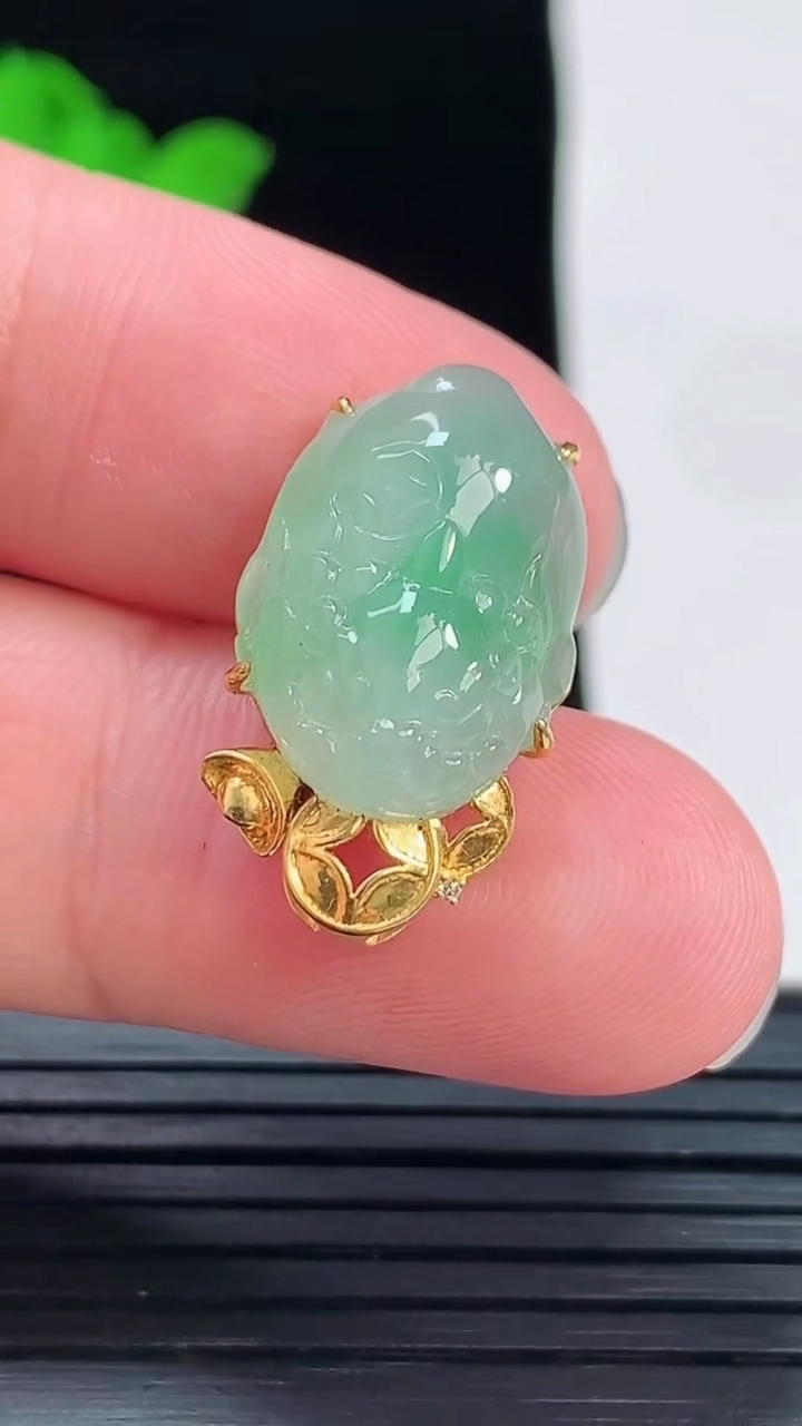 天然A货翡翠金蟾吊坠，尺寸23.6-13.6-8，裸石19-13.6重量:3.79g
6月2日