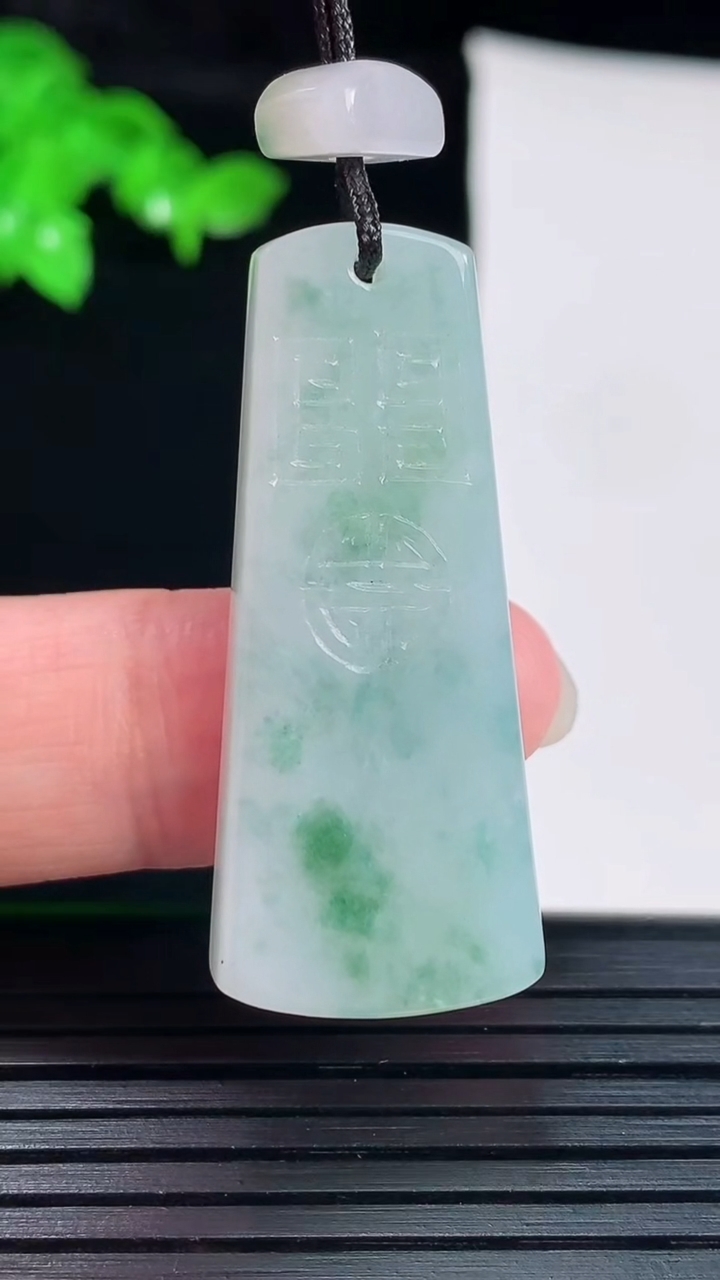 天然A货翡翠飘花仿古无事牌吊坠，尺寸40-17-6重量:11.39g
6月2日