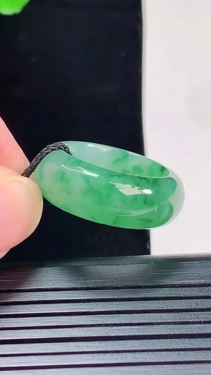 天然A货翡翠玉指环 戒指，尺寸18.6-9-5重量:8.97g2026年6月2日
工厂直销收藏佳品,种好水足，色泽均匀，有种有色，上手高大气！