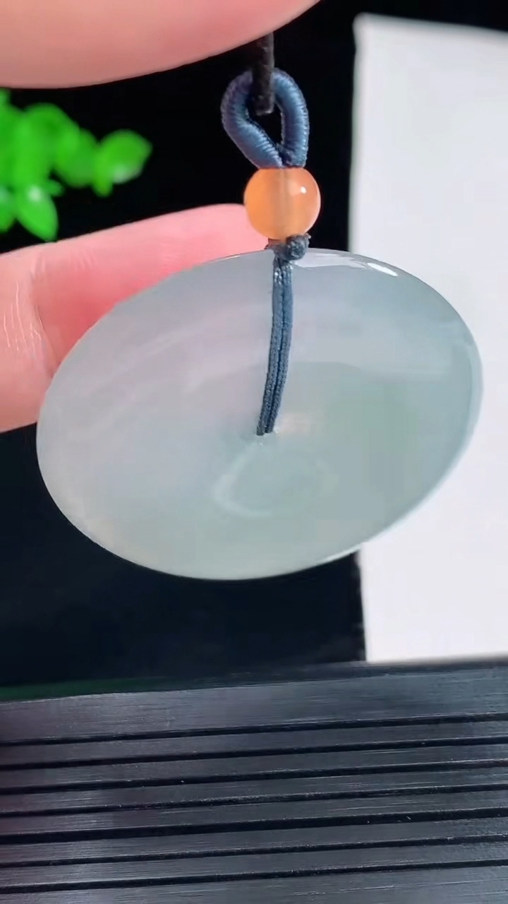 天然A货翡翠平安扣吊坠，尺寸40-5.5重量:19.46g
6月2日
