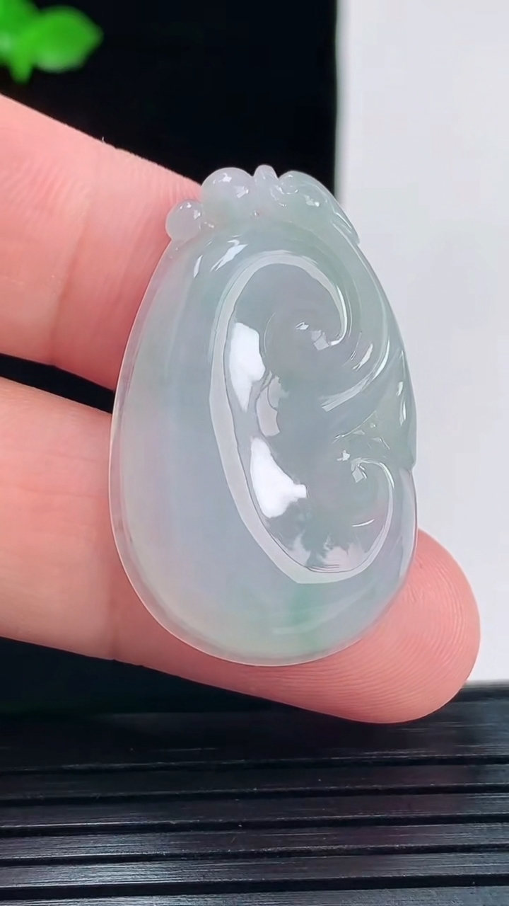 天然A货翡翠如意吊坠，尺寸36.5-22.6-5.8重量:8.32g
6月2日
