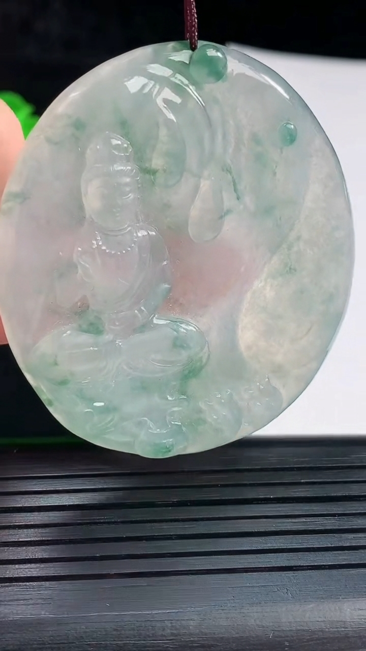 天然A货翡翠飘花观音菩萨吊坠，尺寸55-49-5重量:29.44g
6月2日