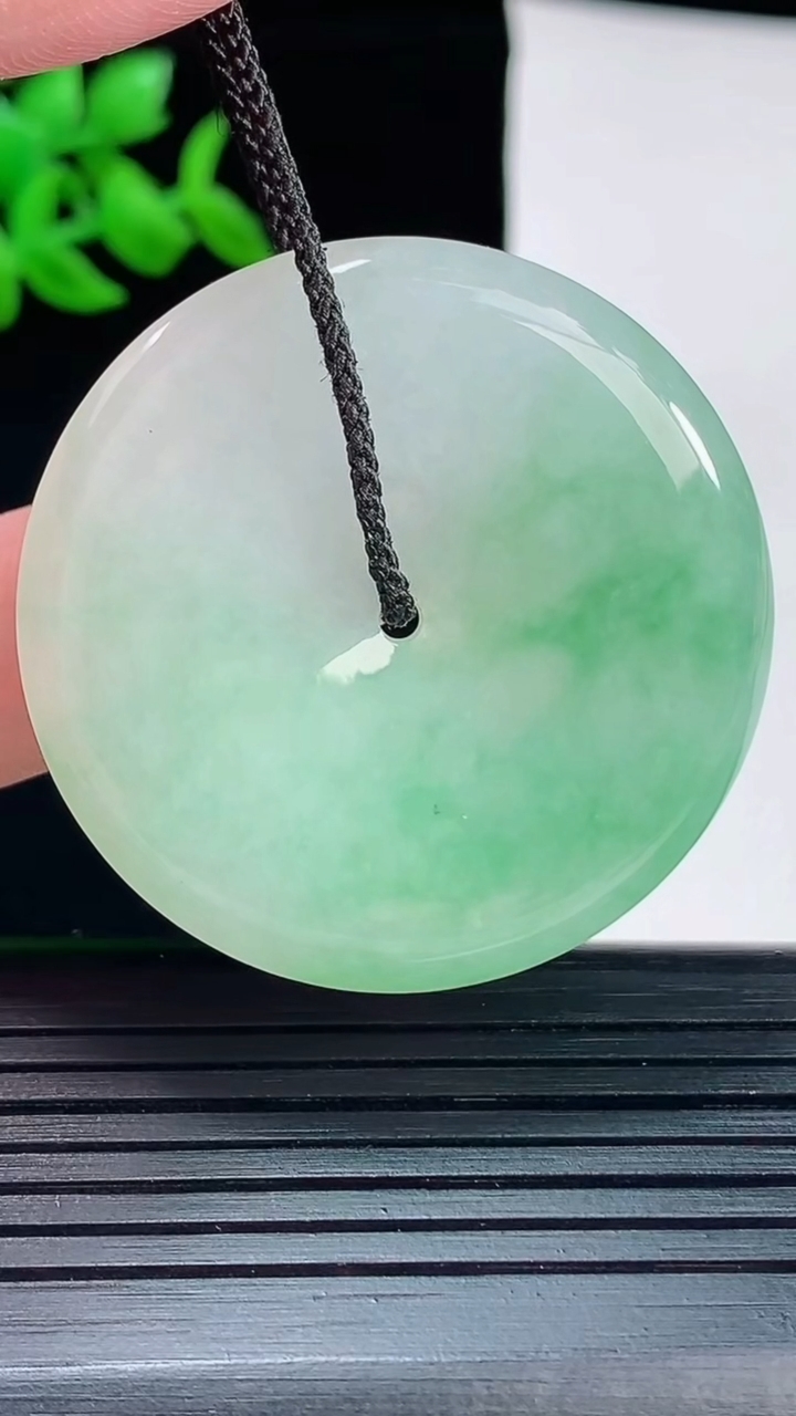 天然A货翡翠平安扣吊坠，尺寸40.5-5.5重量:19.95g
6月2日