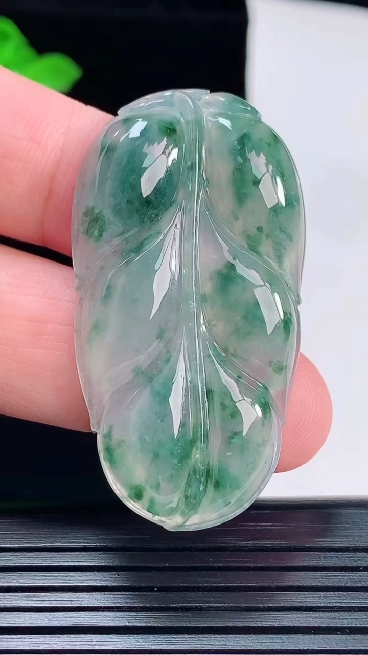 天然A货翡翠飘花金枝玉叶 叶子吊坠，尺寸49-26.5-6重量:14.69g
6月2日