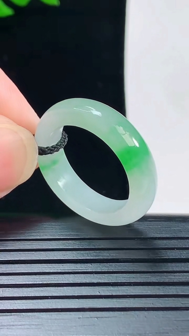 天然A货翡翠玉指环 戒指，尺寸19.5-5.6-3.6重量:4.53g2026年6月2日
工厂直销收藏佳品,种好水足，色泽均匀，有种有色，上手高大气！