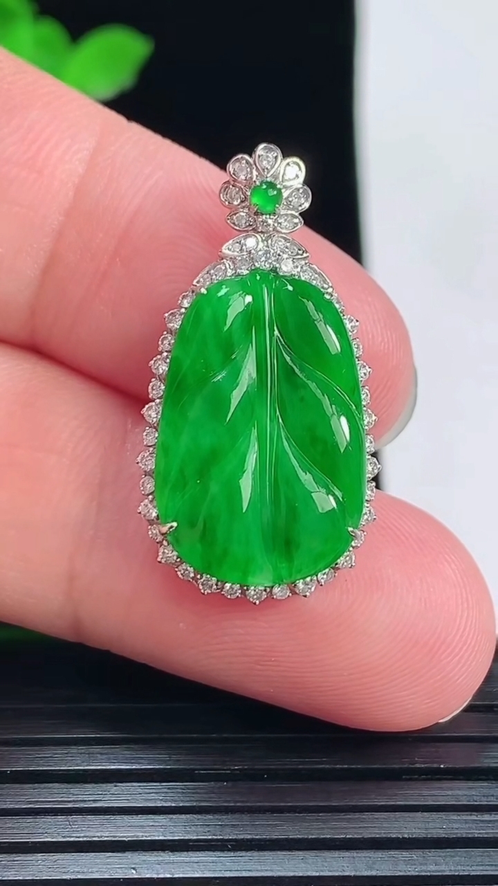 天然A货翡翠金枝玉叶 叶子吊坠，尺寸29.5-15.5-6.2，裸石19-13重量:2.83g
6月