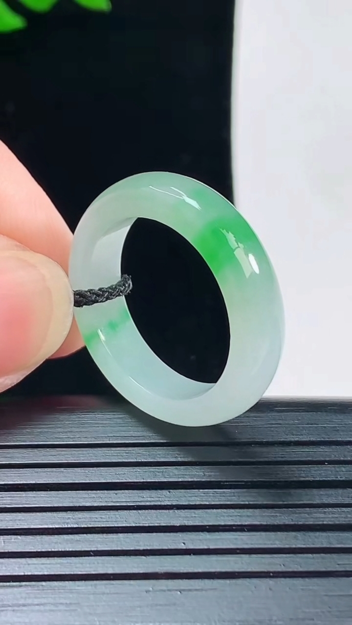 天然A货翡翠玉指环 戒指，尺寸19.5-5.6-3.6重量:4.53g2026年6月2日
工厂直销收