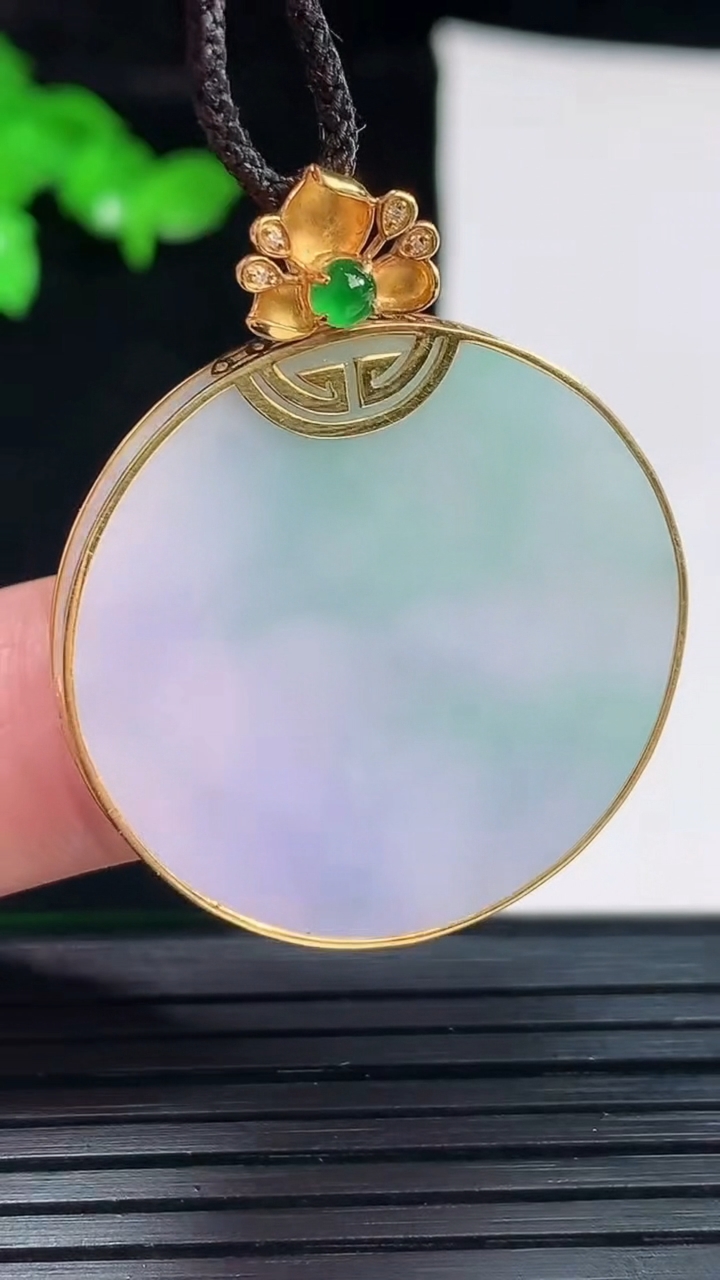 天然A货翡翠18k金春带彩 紫罗兰无事牌吊坠，尺寸38-30.5-3.5重量:9.28g
6月2日