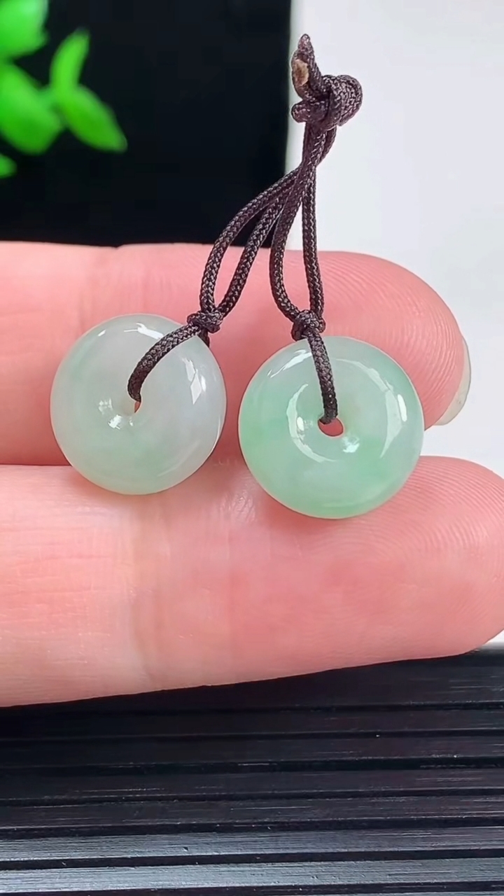 天然A货翡翠平安扣吊坠一对，尺寸13-5.6重量:4.06g
6月2日