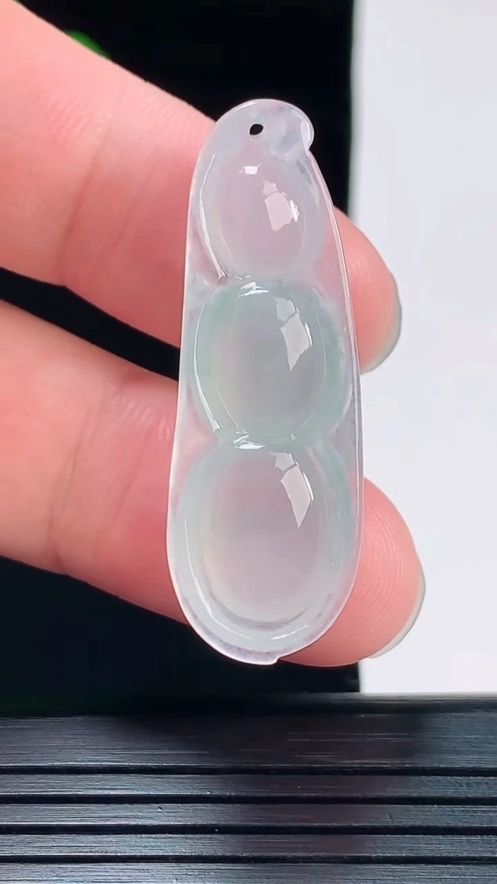 天然A货翡翠福豆吊坠，尺寸40-14-6.5重量:5.48g
6月2日