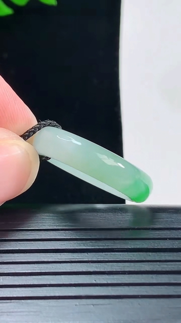 天然A货翡翠玉指环 戒指，尺寸19.5-5.6-3.6重量:4.53g2026年6月2日
工厂直销收藏佳品,种好水足，色泽均匀，有种有色，上手高大气！