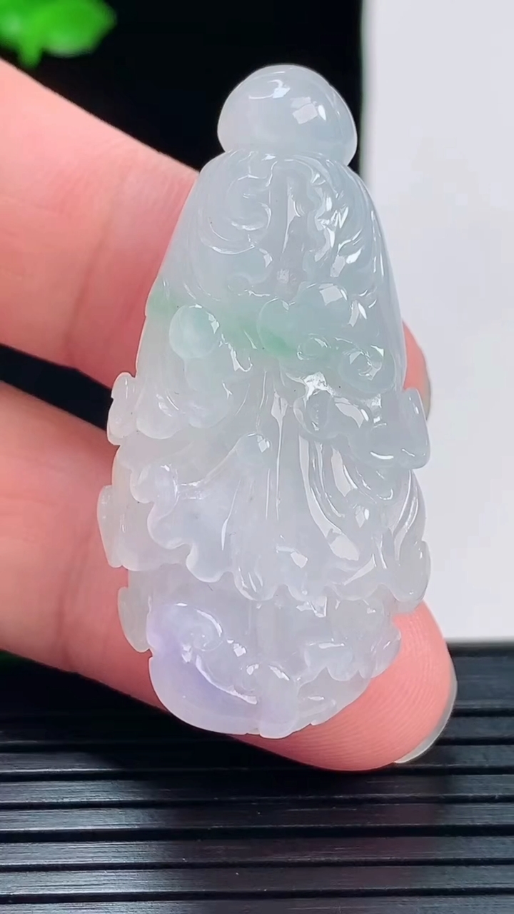 天然A货翡翠春带彩 紫罗兰白菜吊坠，尺寸45.6-23-12.6重量:18.68g
6月2日