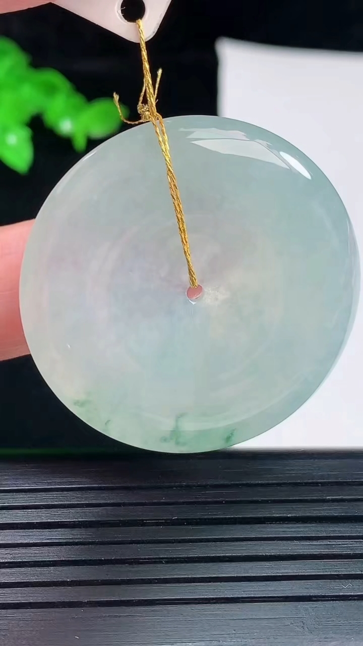 天然A货翡翠飘花平安扣吊坠，尺寸38-5.5重量:17.10g
6月2日