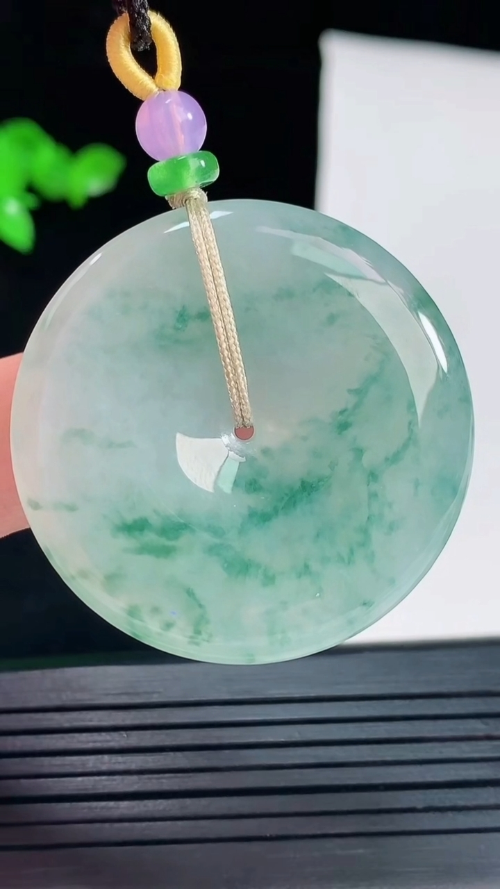 天然A货翡翠飘花平安扣吊坠，尺寸38-5.5重量:17.71g
6月2日