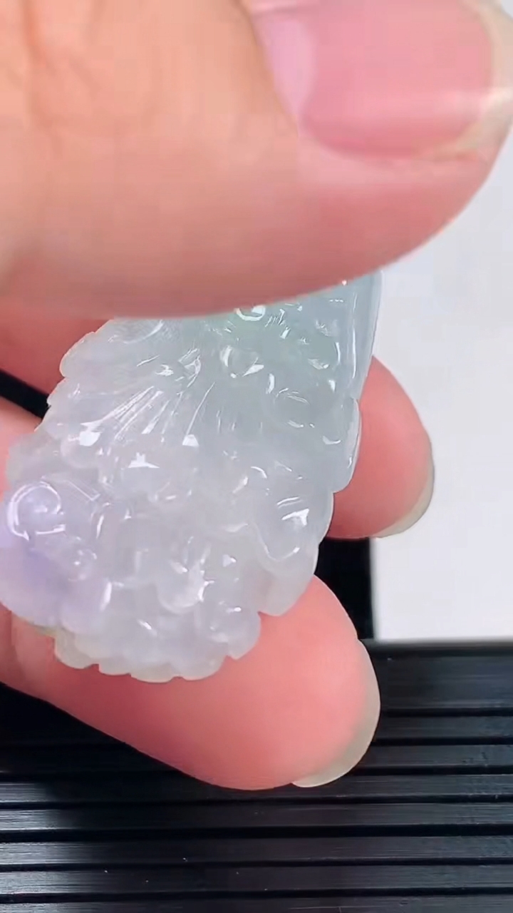 天然A货翡翠春带彩 紫罗兰白菜吊坠，尺寸45.6-23-12.6重量:18.68g
6月2日