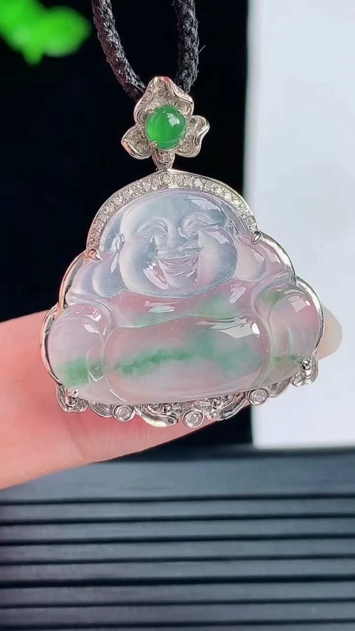 天然A货翡翠种飘花佛公吊坠，尺寸29.6-24.2-6.2，裸石17.5-22.5重量:3.18g
