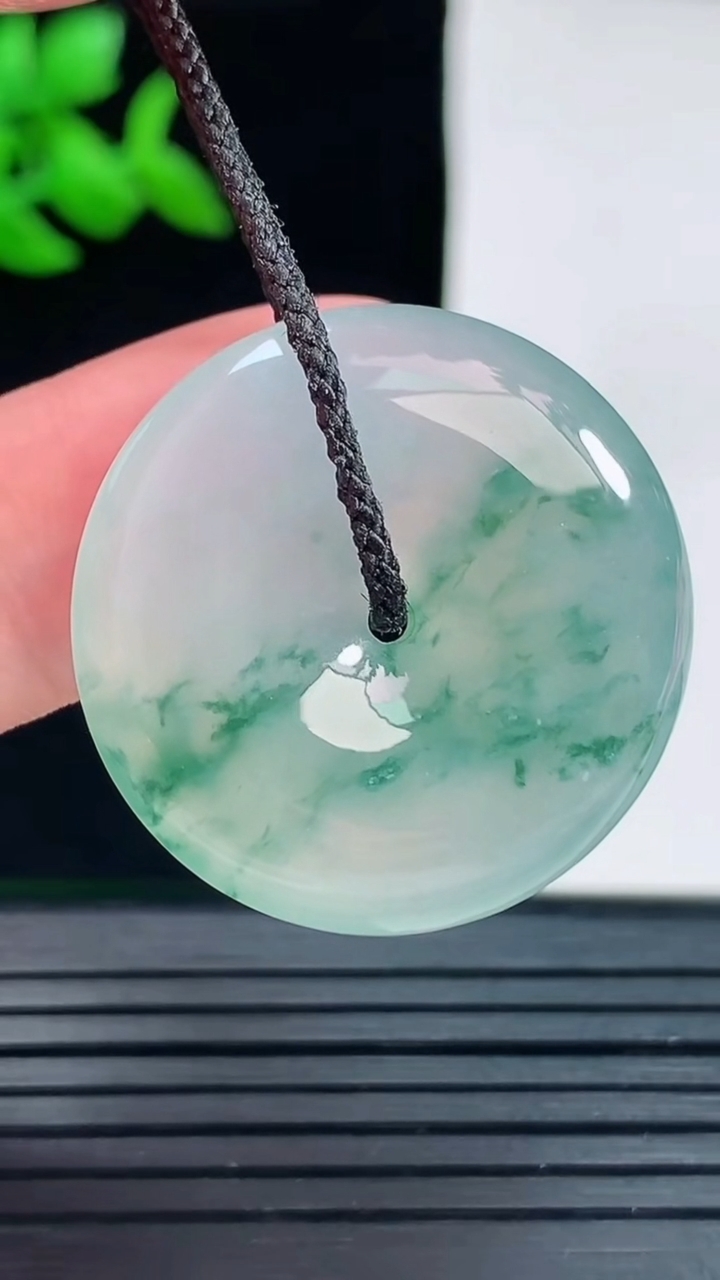 天然A货翡翠种飘花平安扣吊坠，尺寸28.5-5.8重量:9.53g
6月3日