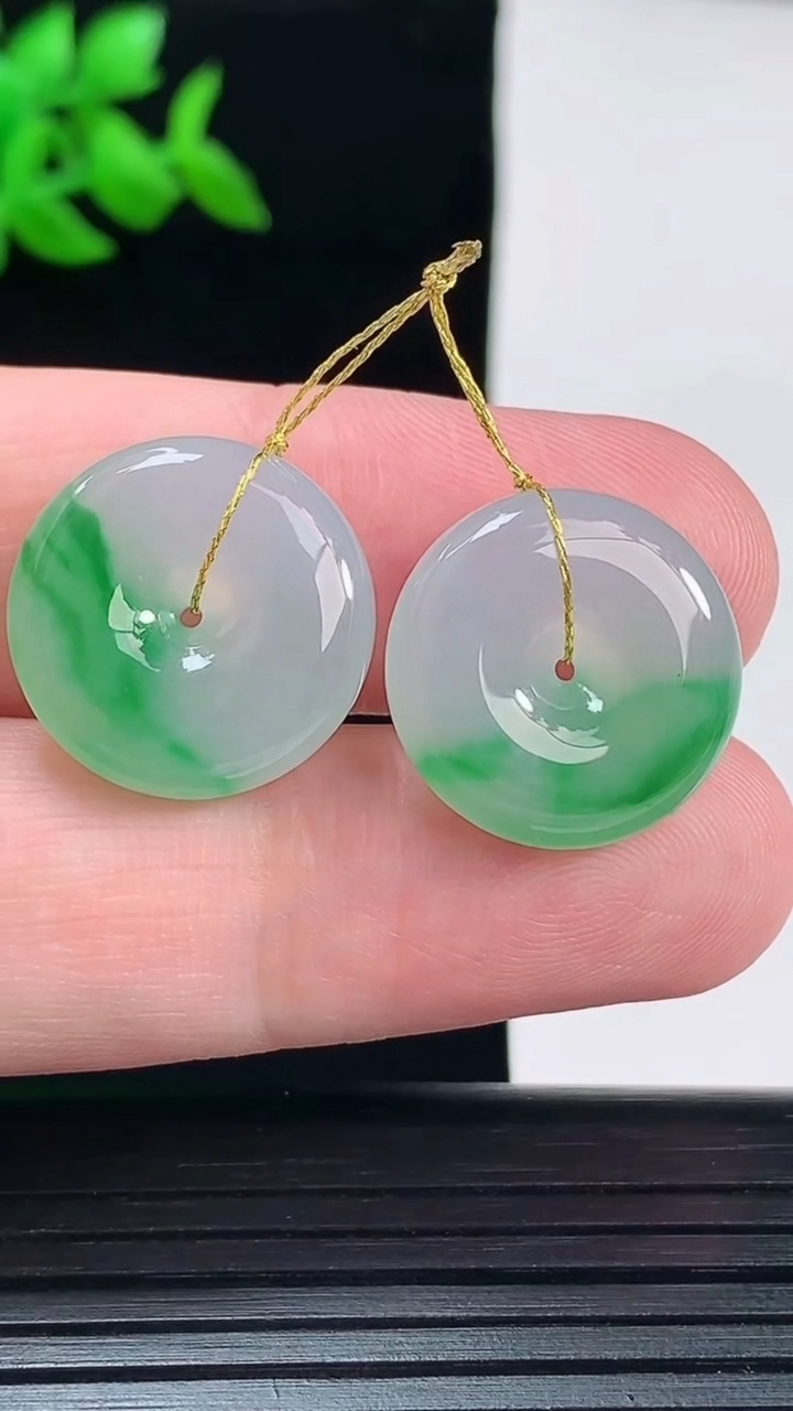 天然A货翡翠平安扣吊坠一对，尺寸18-5.6重量:7.59g
6月3日