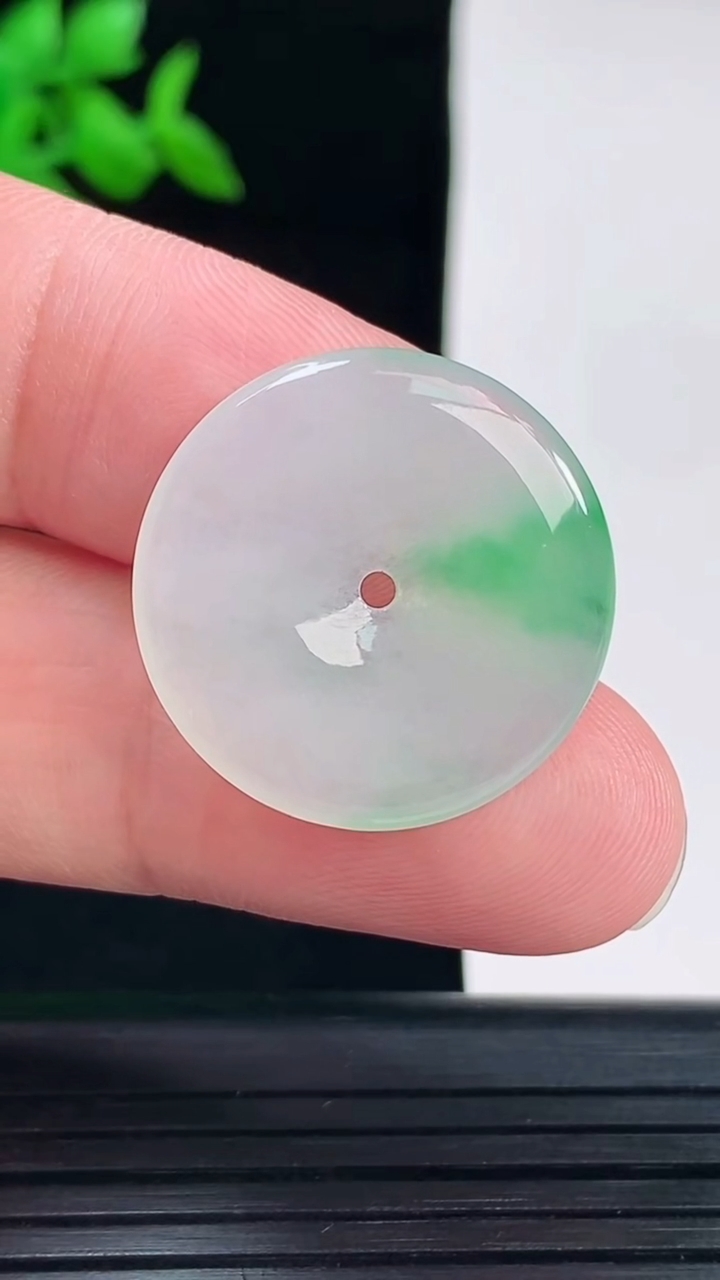 天然A货翡翠平安扣吊坠，尺寸24-3.5重量:4.20g
6月3日