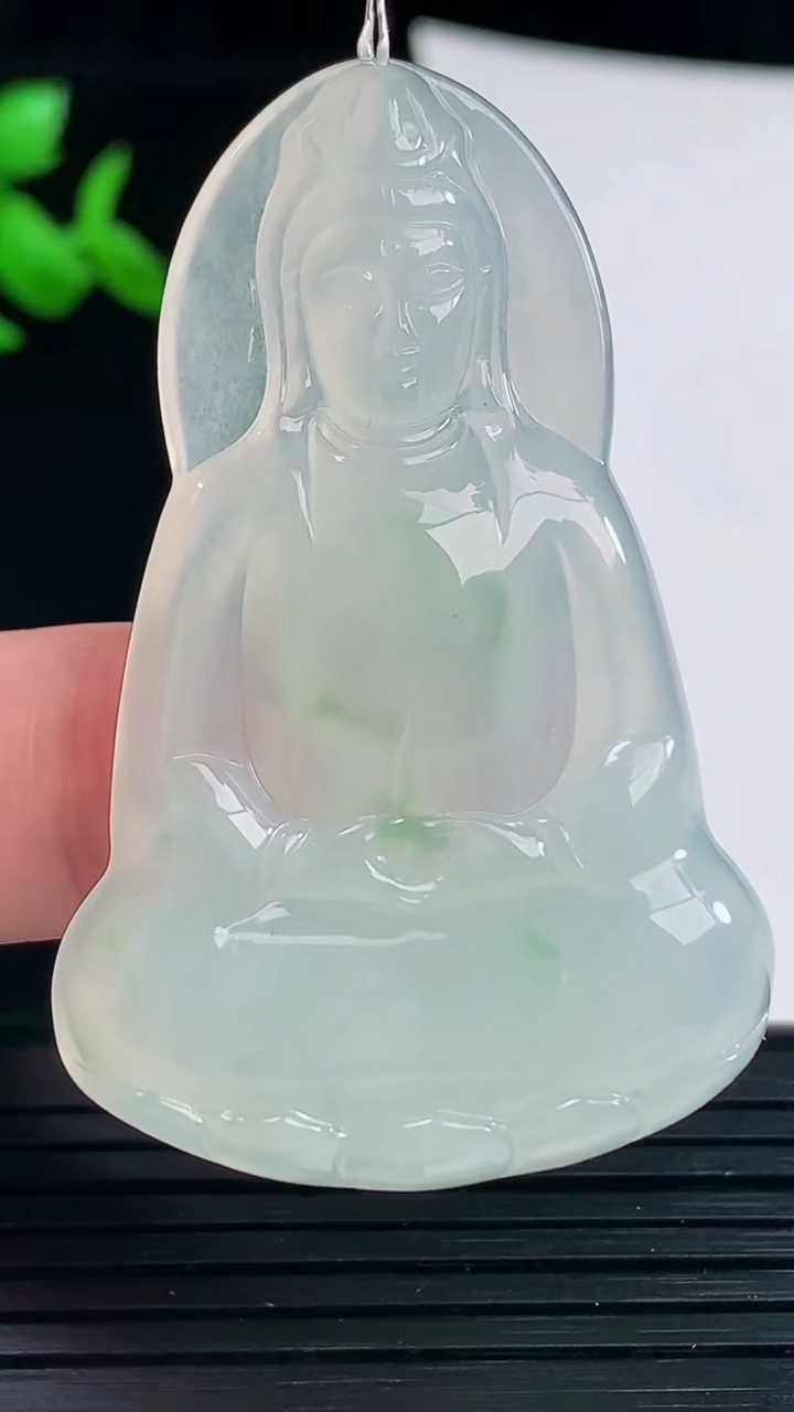天然A货翡翠素衣观音吊坠，尺寸52.6-34-5重量:15.28g
6月3日