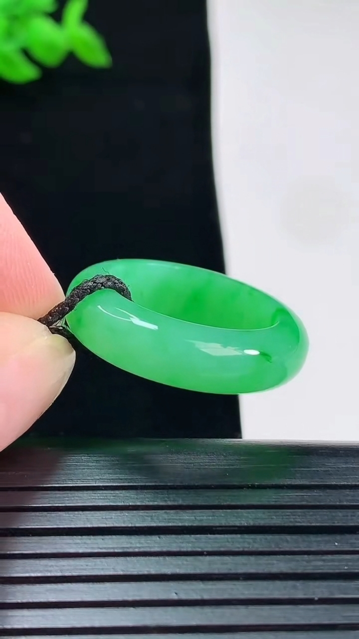 天然A货翡翠玉指环 戒指，尺寸18.5-6.5-4重量:5.20g2026年6月3日
工厂直销收藏佳品,种好水足，色泽均匀，有种有色，上手高大气！