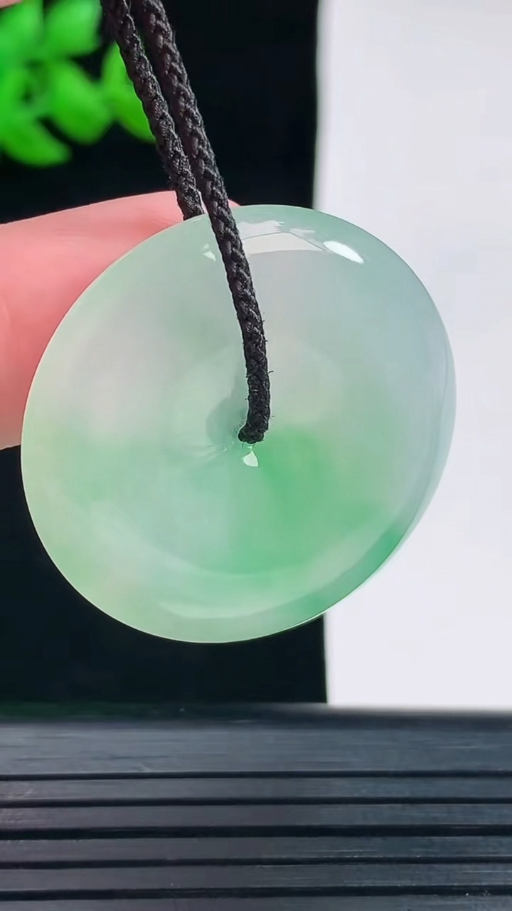 天然A货翡翠平安扣吊坠，尺寸32-5.5重量:11.50g
6月3日