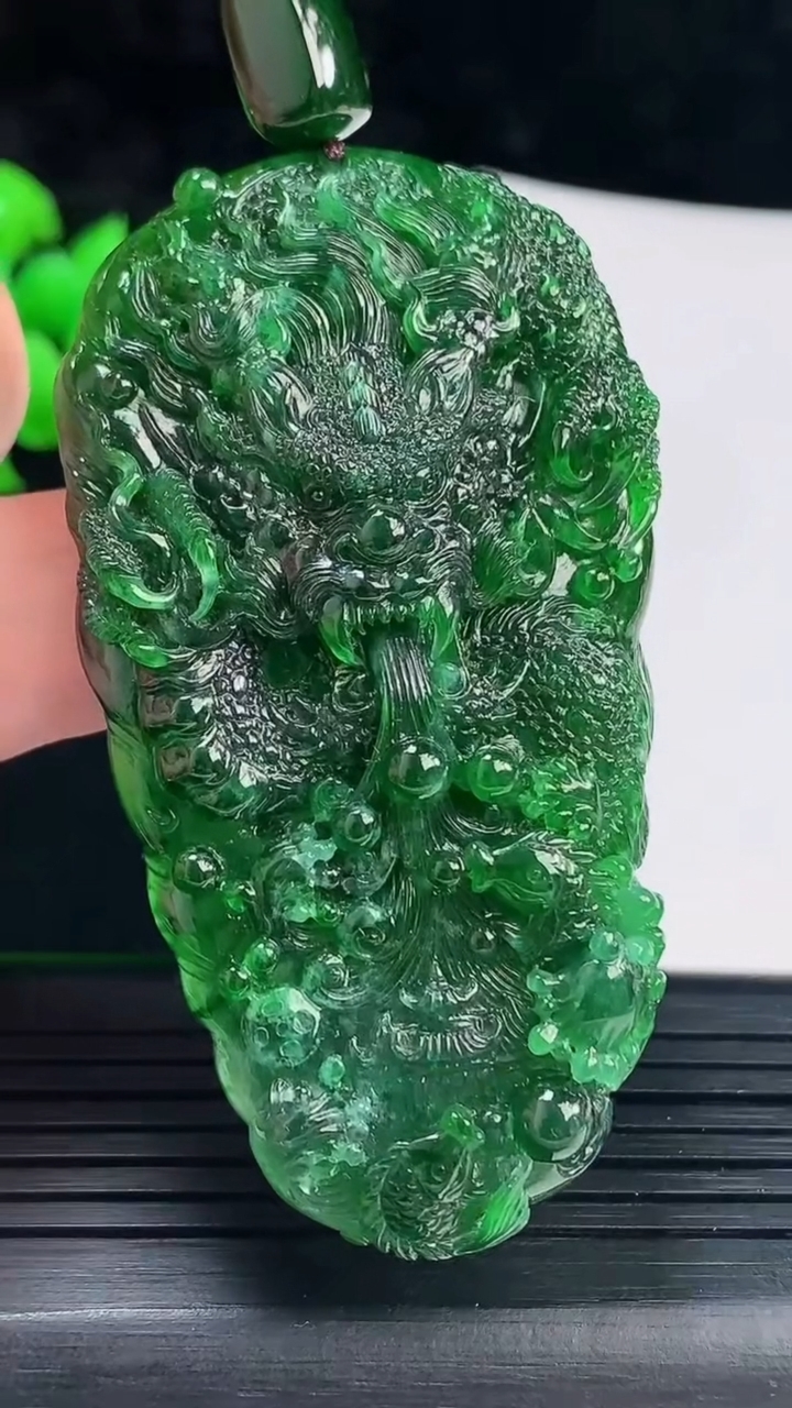 天然A货翡翠龙牌吊坠，尺寸67-35.5-10重量:35.57g
6月3日