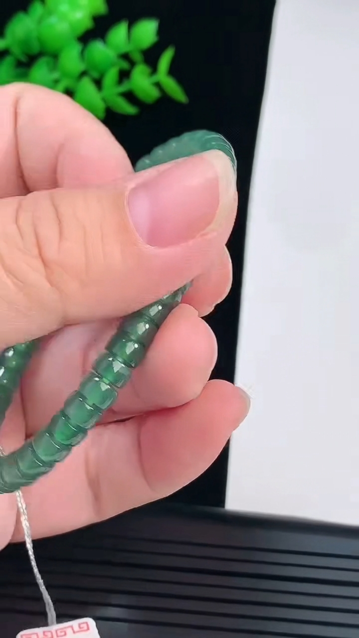 天然A货翡翠路路通手串，尺寸6-3.5重量:13.82g6月3日
工厂直销收藏佳品,种好水足，色泽均匀，有种有色，上手高大气！