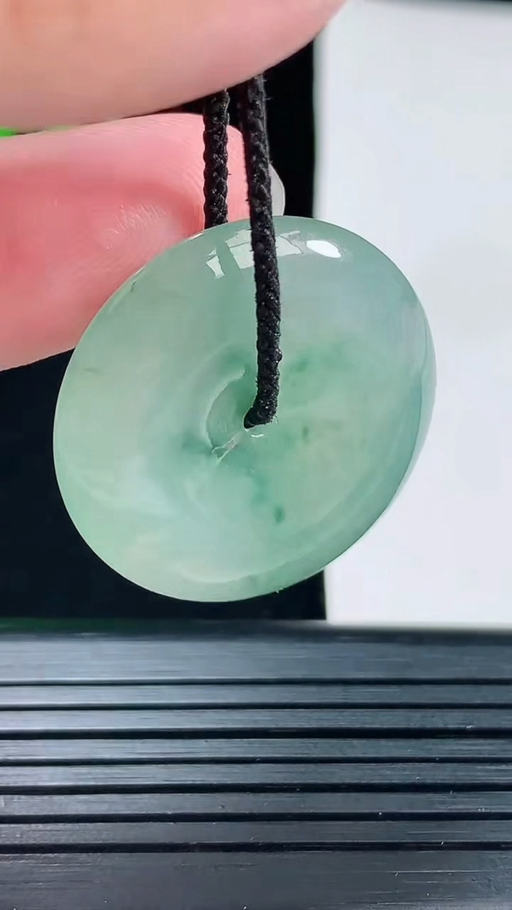 天然A货翡翠飘花平安扣吊坠，尺寸28.6-5.5重量:9.08g
6月3日