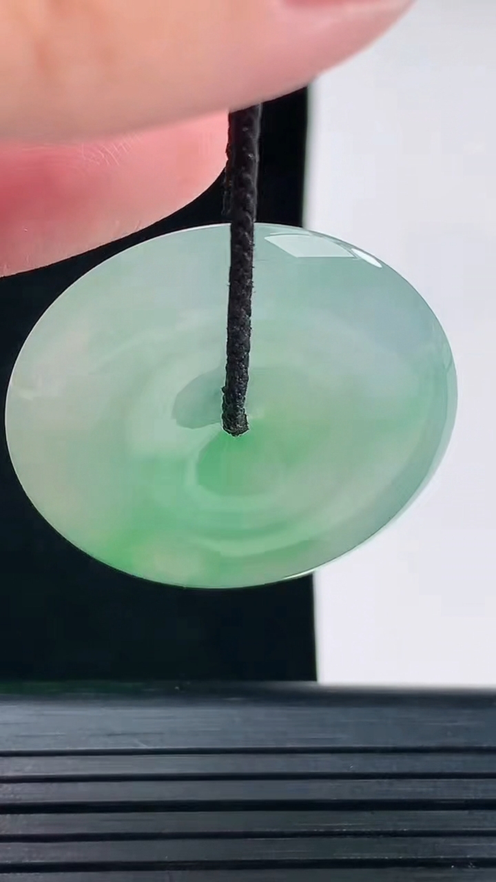 天然A货翡翠平安扣吊坠，尺寸32-5.5重量:11.50g
6月3日