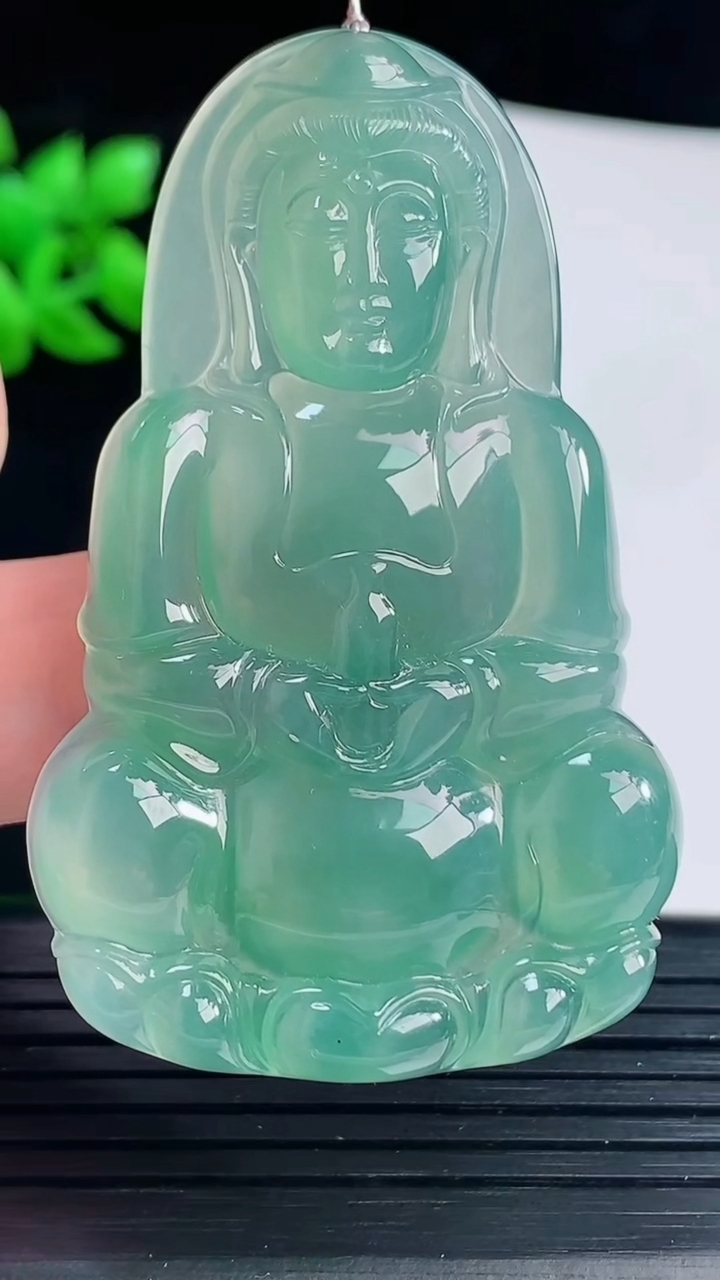 天然A货翡翠正装观音吊坠，尺寸59.5-37-6重量:21.97g
6月3日