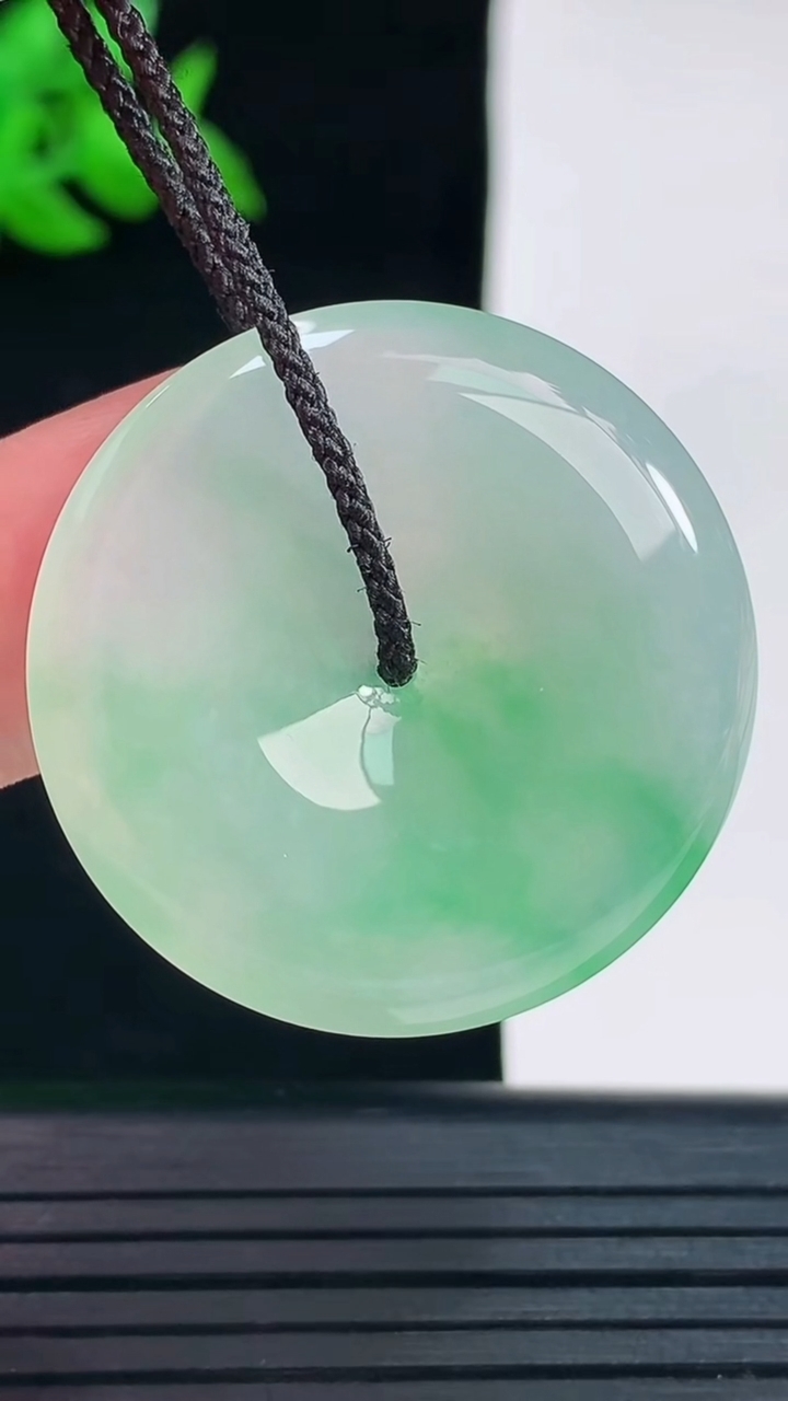 天然A货翡翠平安扣吊坠，尺寸32-5.5重量:11.50g
6月3日
