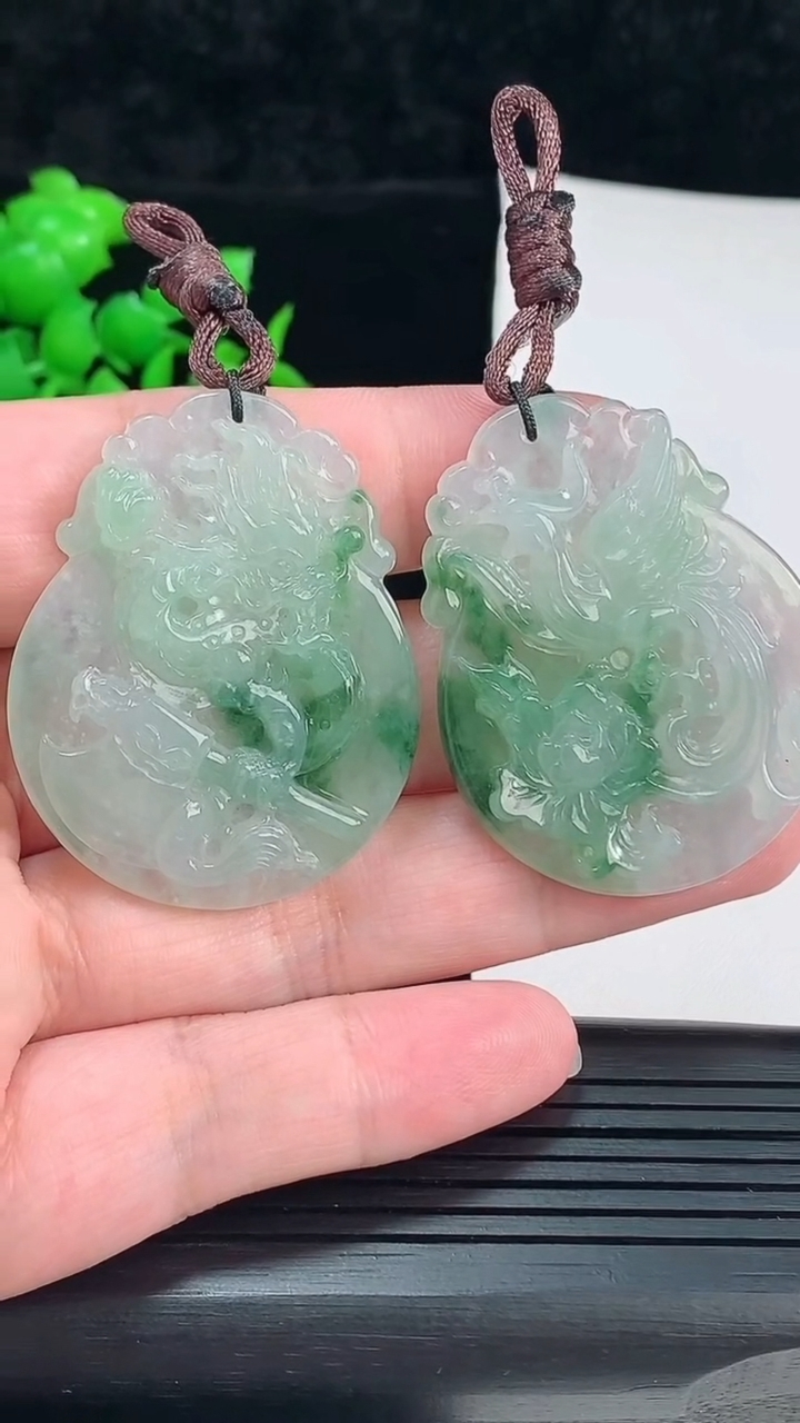 天然A货翡翠龙凤牌吊坠一对，尺寸45-37-5.5重量:34.04g
6月3日