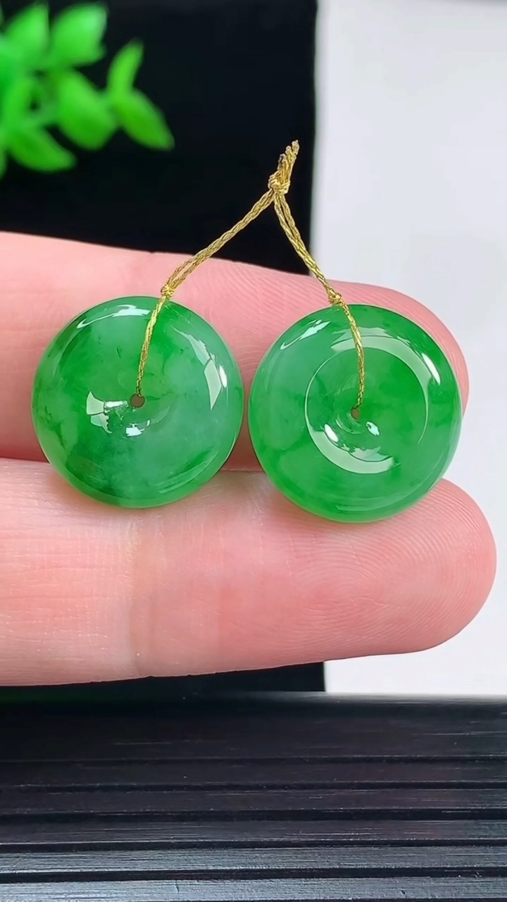 天然A货翡翠平安扣吊坠一对，尺寸16.5-5.8重量:6.13g
6月3日