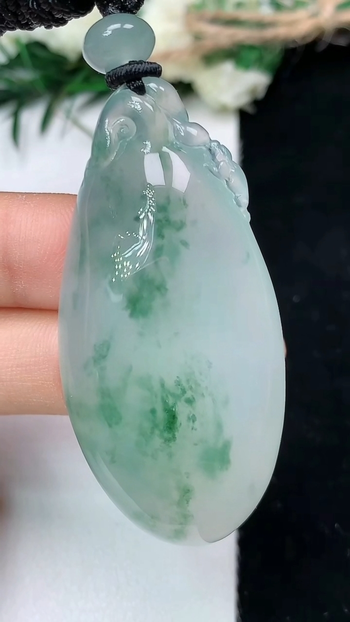 天然A货翡翠飘花福瓜吊坠，尺寸50.2-24.2-9.2，重量:25.46g
6月3日
