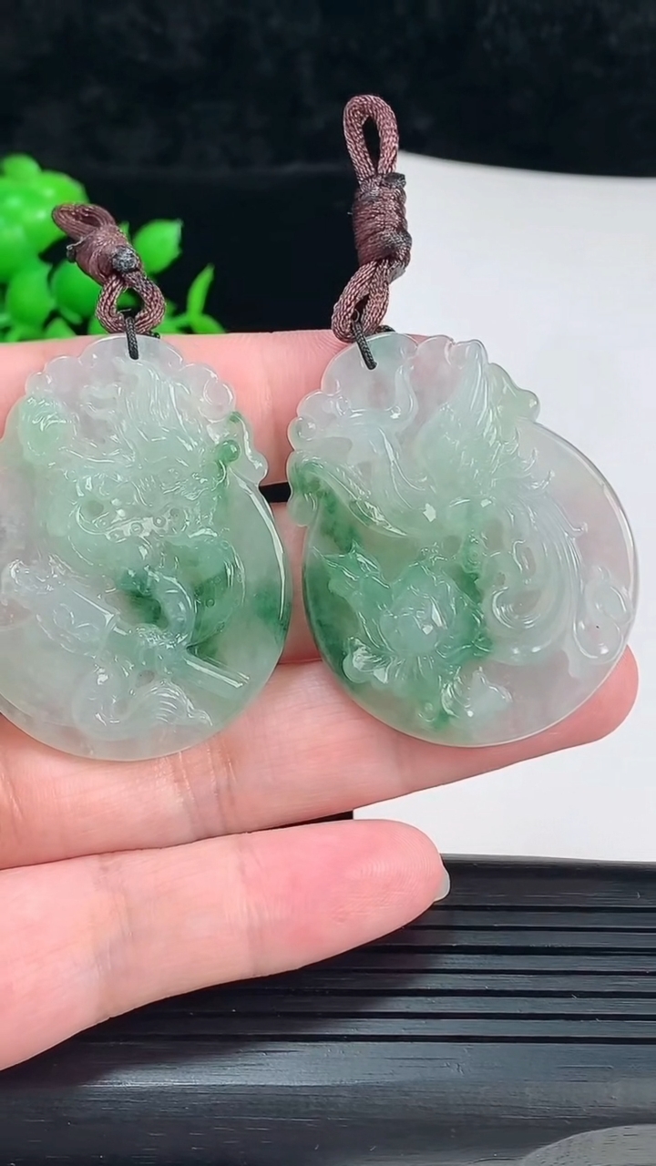 天然A货翡翠龙凤牌吊坠一对，尺寸45-37-5.5重量:34.04g
6月3日