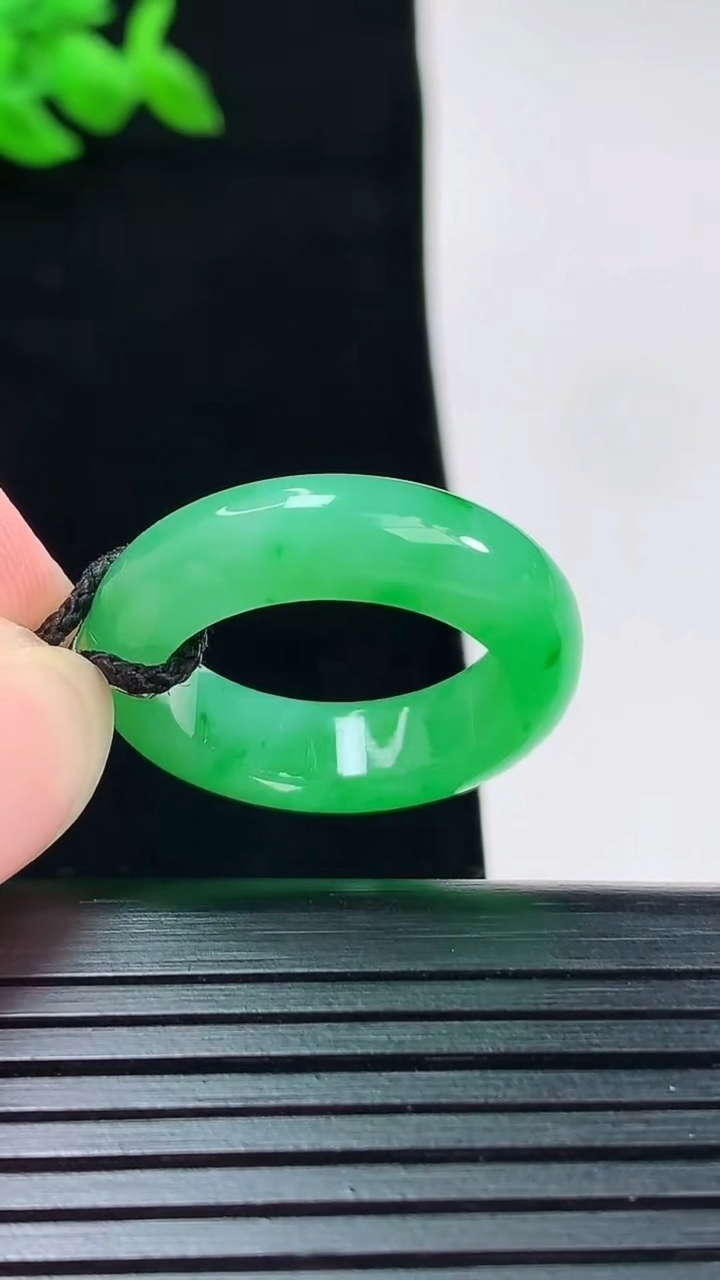 天然A货翡翠玉指环 戒指，尺寸18.5-6.5-4重量:5.20g2026年6月3日
工厂直销收藏佳品,种好水足，色泽均匀，有种有色，上手高大气！