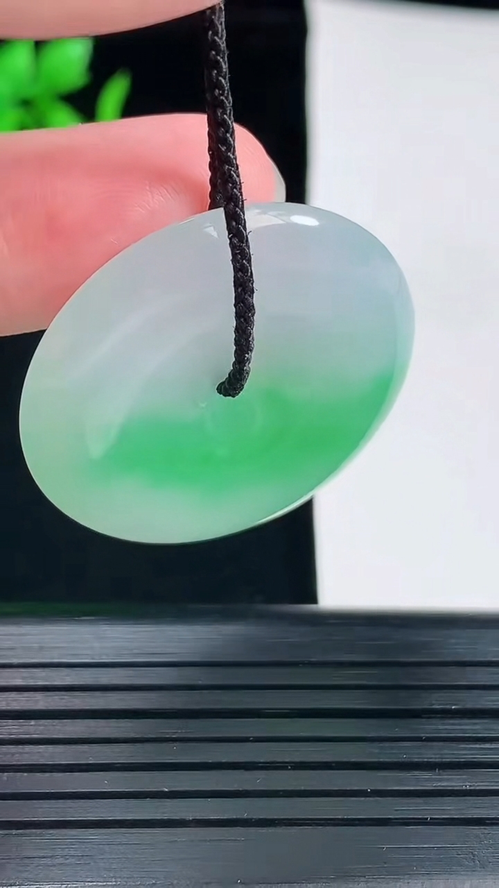 天然A货翡翠平安扣吊坠，尺寸34-6重量:14.80g
6月3日