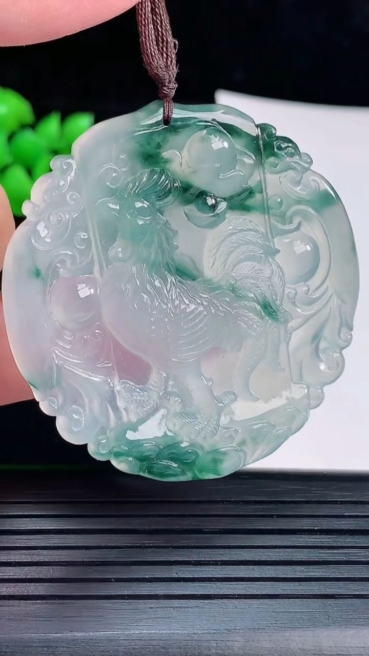 天然A货翡翠种飘花生肖鸡吊坠，尺寸53-51-4.5重量:24.17g
6月3日