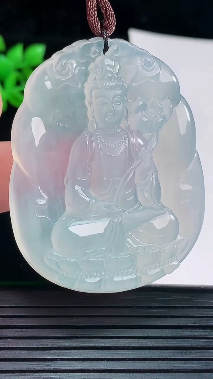 天然A货翡翠大势至菩萨吊坠，尺寸53-43-5.2重量:26.14g
6月3日