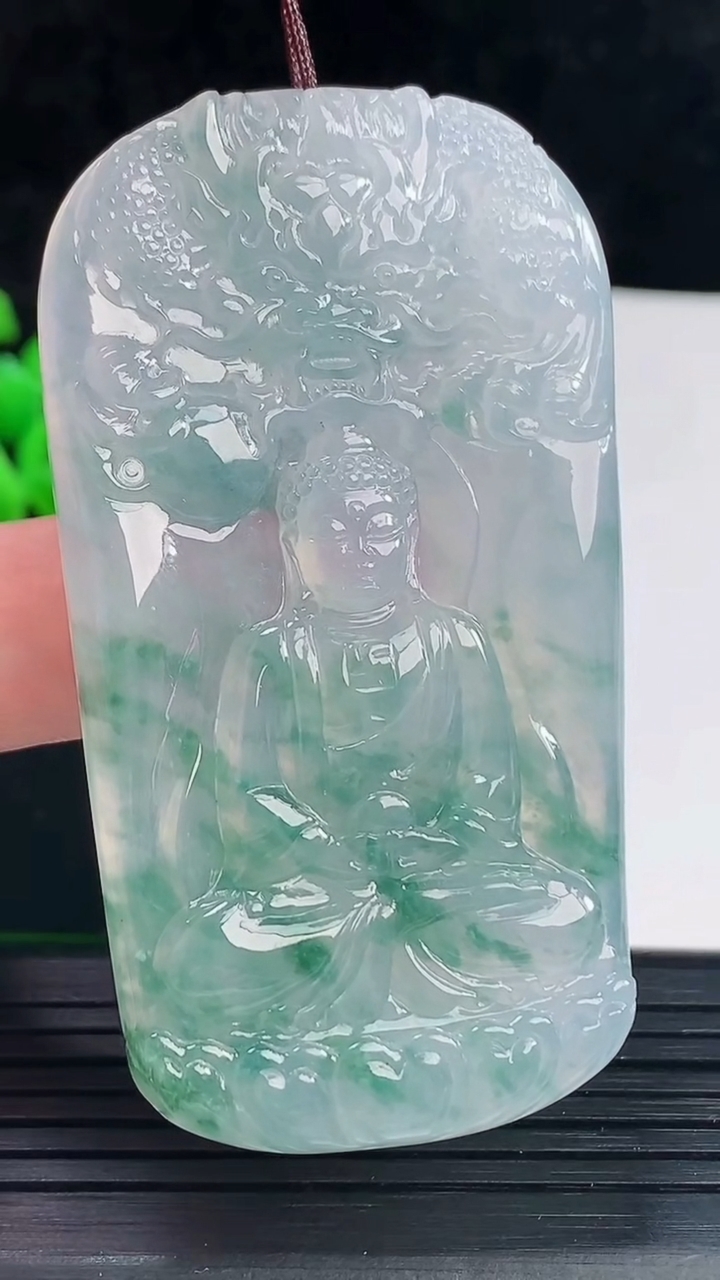 天然A货翡翠种飘花祥龙大日如来佛吊坠，尺寸67.5-37-6重量:34.71g
6月3日